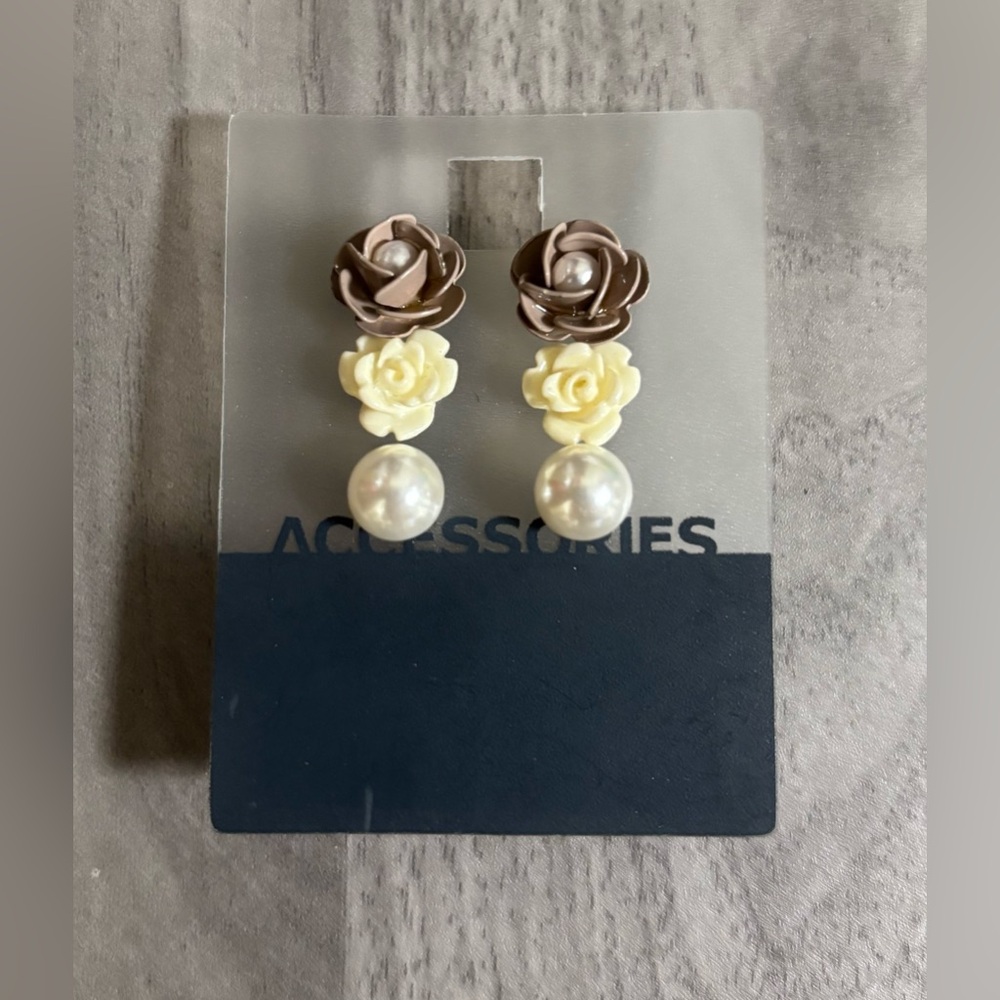 Old Navy Flower & Pearl Earrings Set